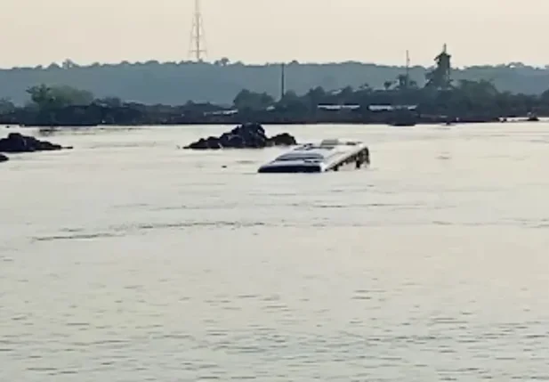 Ônibus cai no Rio Tocantins