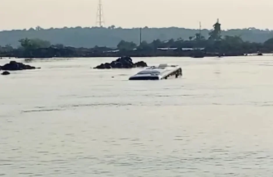 Ônibus cai no Rio Tocantins