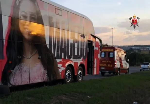 Ônibus da cantora Allana Macedo