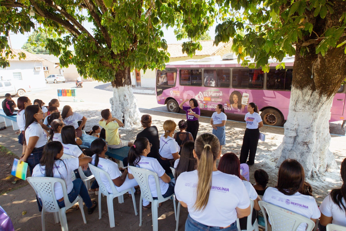 Ônibus Lilás leva atendimento e rodas de conversa ao município de Bertolínia