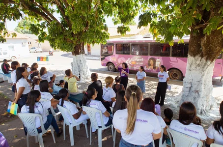 Ônibus Lilás leva atendimento e rodas de conversa ao município de Bertolínia