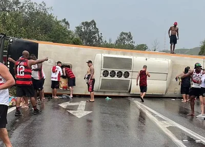 Ônibus que transportava torcedores do Flamengo para a Argentina capotou na estrada