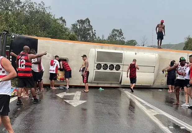 Ônibus que transportava torcedores do Flamengo para a Argentina capotou na estrada