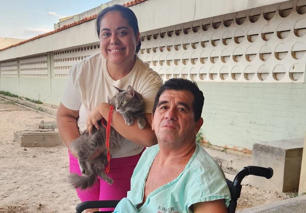 Paciente Antônio da Pádua com a filha e a gatinha de estimação, Maria Sofia