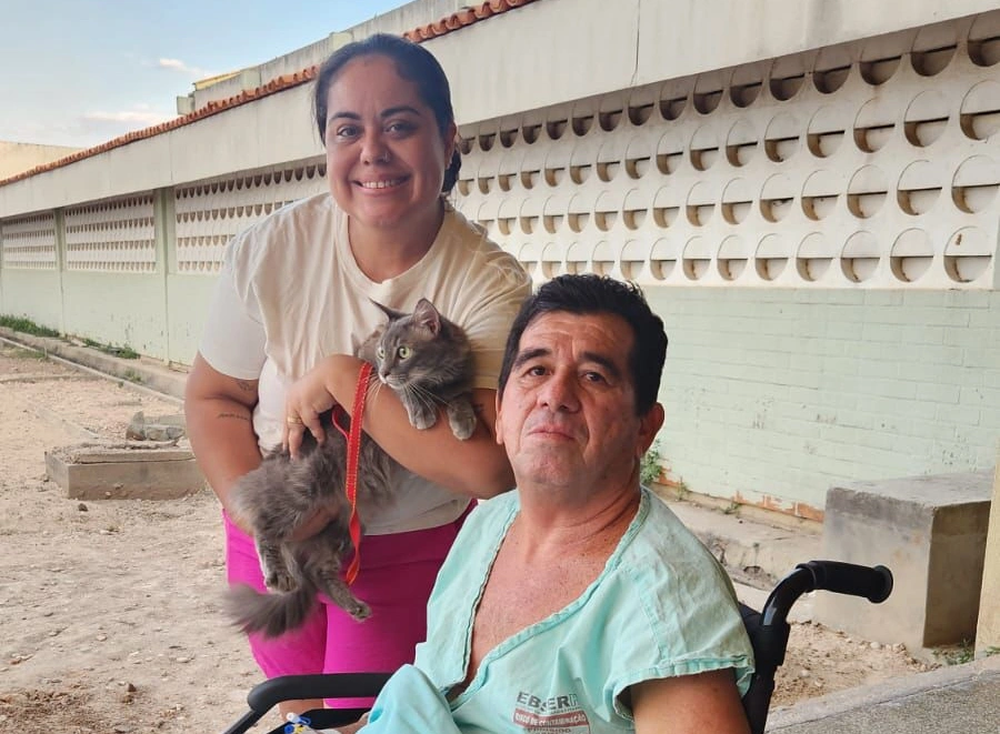 Paciente Antônio da Pádua com a filha e a gatinha de estimação, Maria Sofia