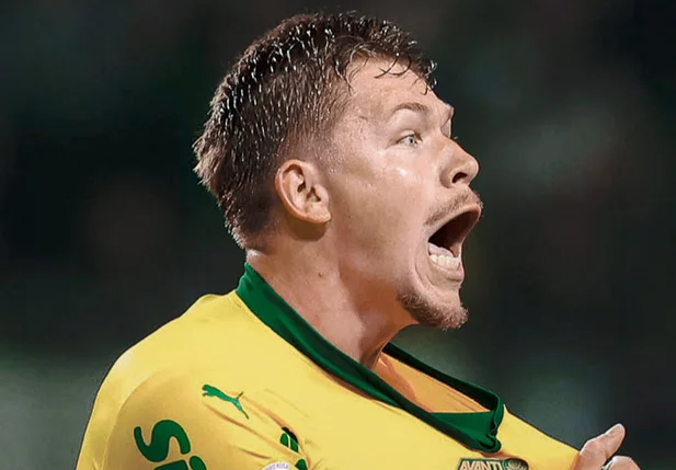 Palmeiras goleia Bragantino e segue na liderança do Brasileirão