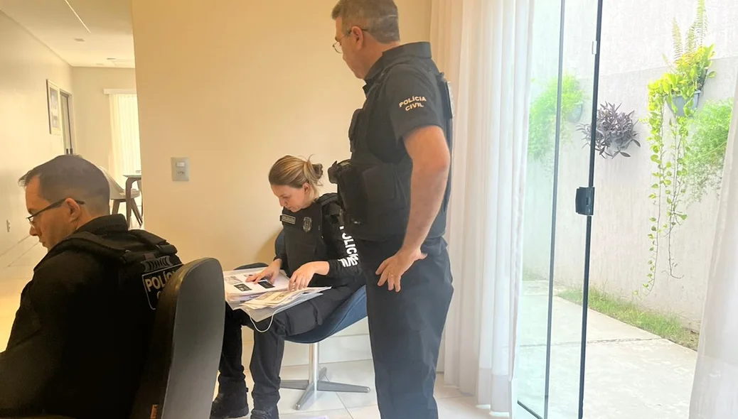 Polícia cumprindo mandado de busca