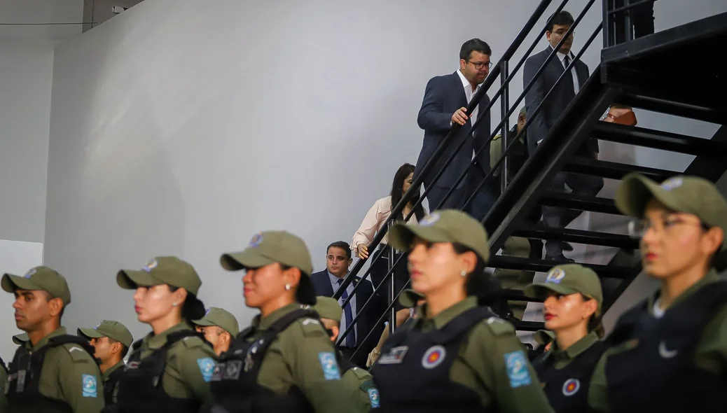 Policiais durante solenidade