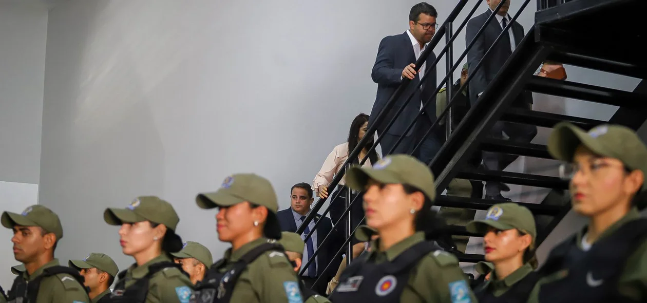 Policiais durante solenidade