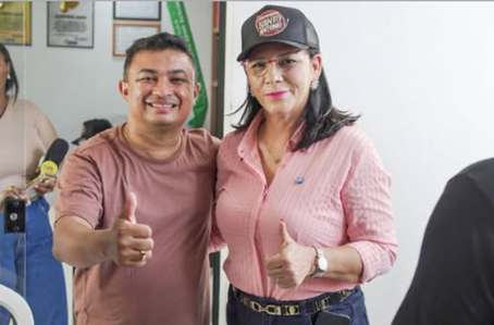 Prefeita Neuza Cunha ao lado do prefeito de Arraial