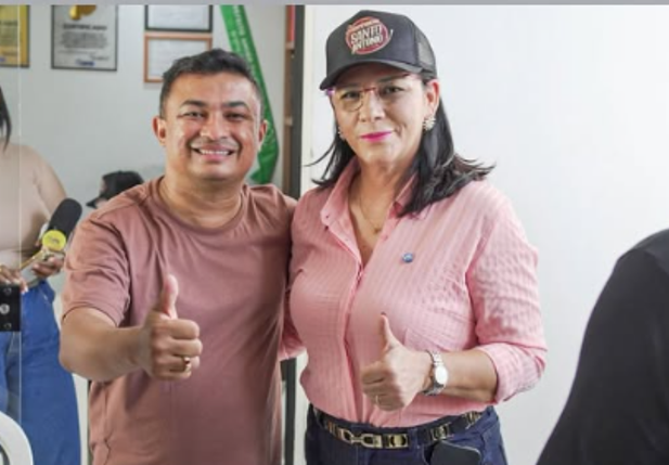 Prefeita Neuza Cunha ao lado do prefeito de Arraial