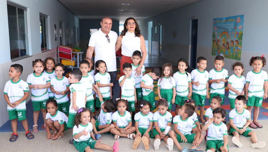 Prefeito de Curimatá entrega novos uniformes para alunos da rede municipal