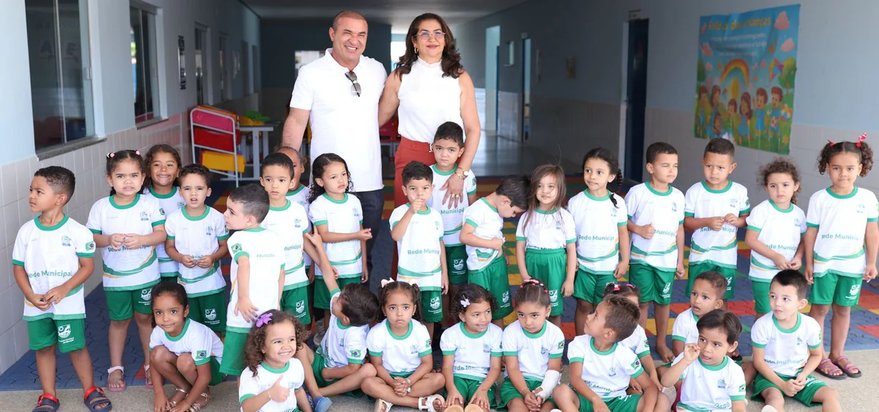 Prefeito de Curimatá entrega novos uniformes para alunos da rede municipal