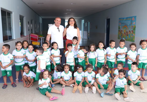 Prefeito de Curimatá entrega novos uniformes para alunos da rede municipal