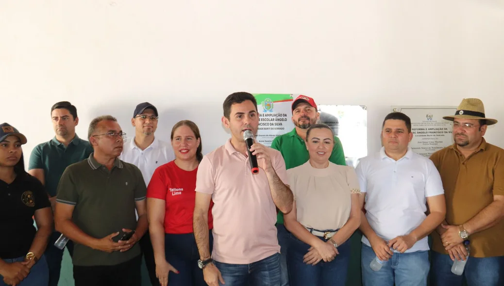 Prefeito Júnior Abreu discursando durante a cerimônia