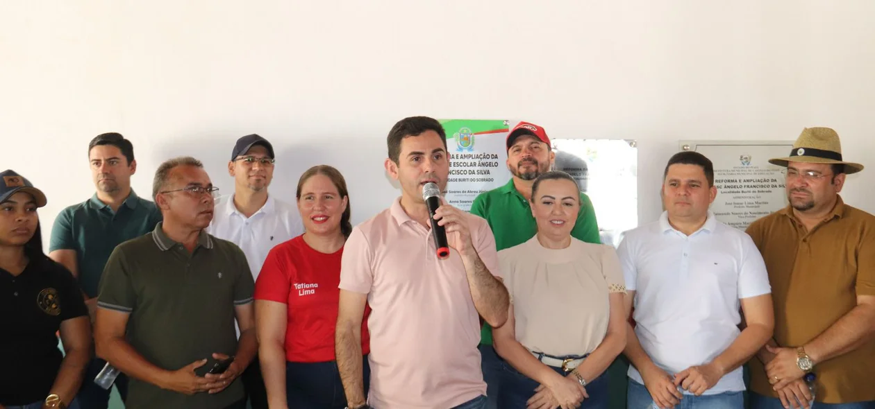 Prefeito Júnior Abreu discursando durante a cerimônia