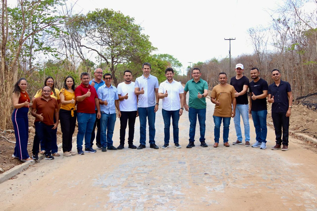 Prefeito Luciano visita obra de calçamento que liga Hugo Napoleão à comunidade Sossego
