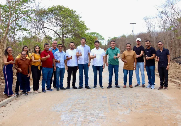 Prefeito Luciano visita obra de calçamento que liga Hugo Napoleão à comunidade Sossego