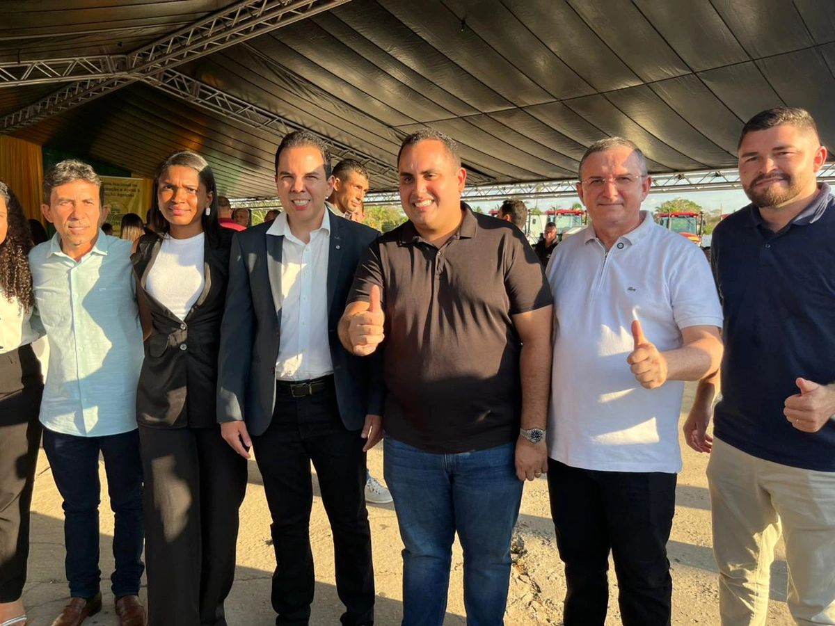 Prefeito Murilo Bandeira recebe retroescavadeira para reforçar infraestrutura de Sigefredo Pacheco
