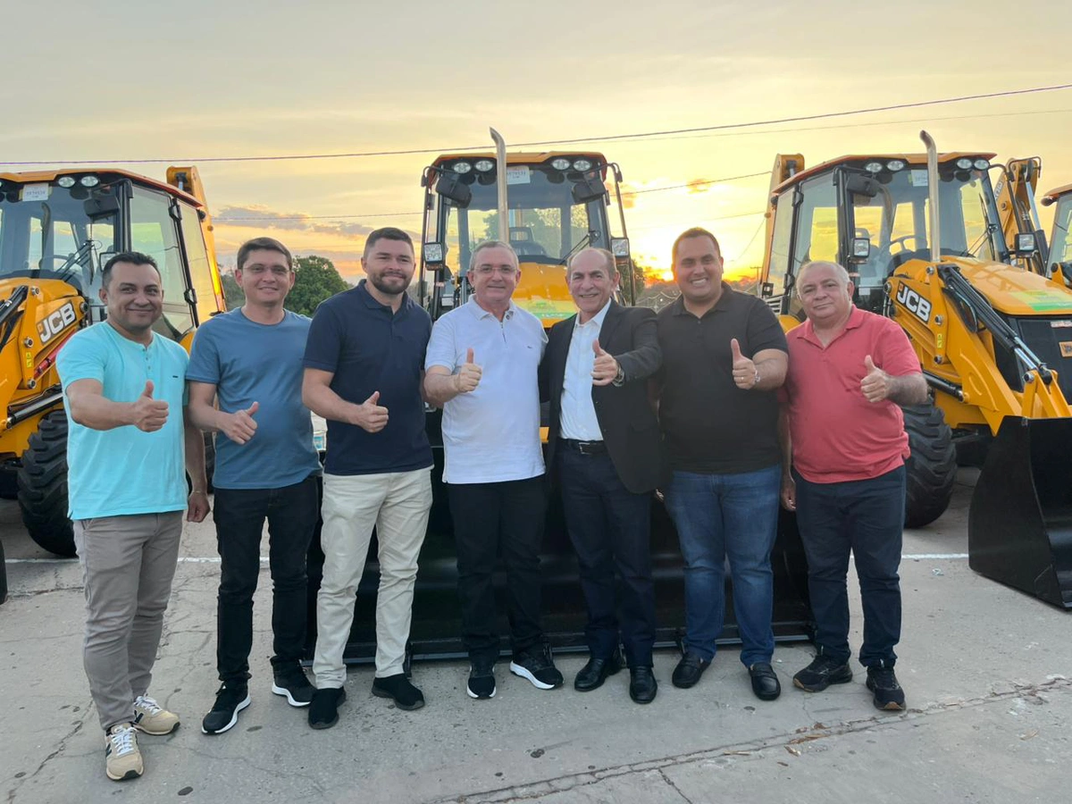 Prefeito Murilo Bandeira recebe trator através de emenda de Marcelo Castro