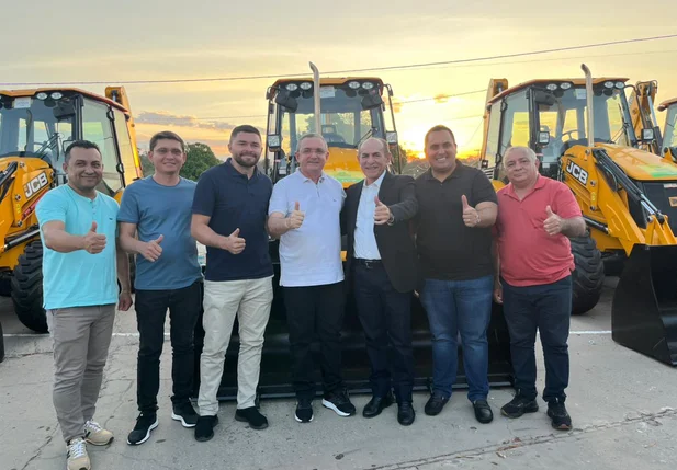 Prefeito Murilo Bandeira recebe trator através de emenda de Marcelo Castro