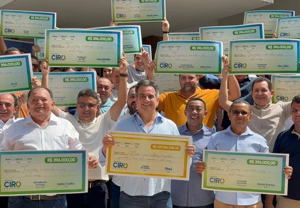 Prefeitos dos municípios que receberam recursos