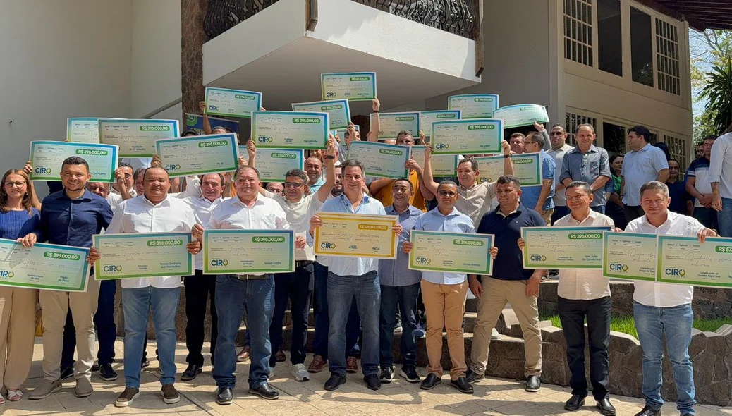 Prefeitos receberam cheques simbólicos