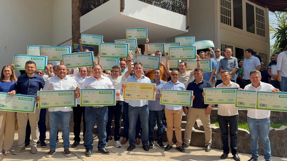 Prefeitos receberam cheques simbólicos