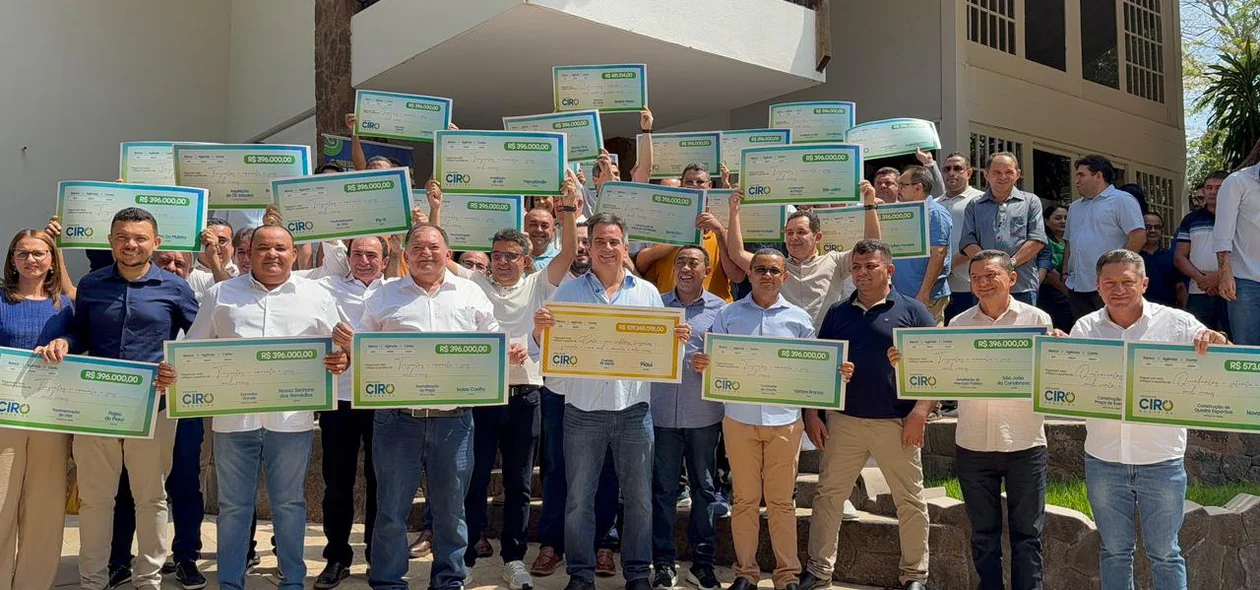Prefeitos receberam cheques simbólicos