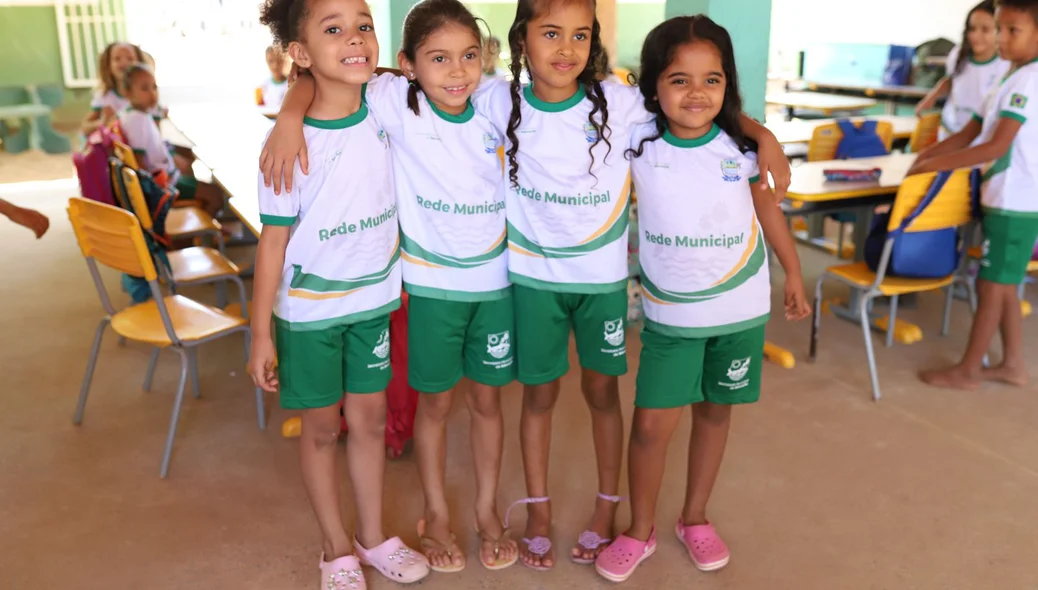 Prefeitura de Curimatá entrega novos uniformes na escola