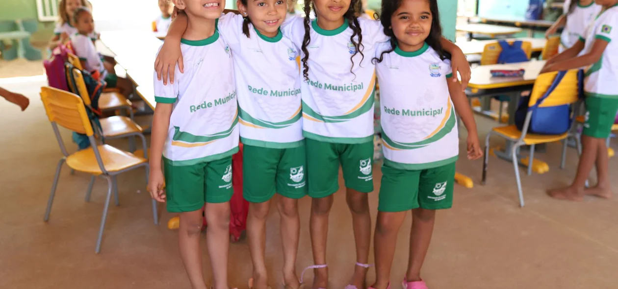 Prefeitura de Curimatá entrega novos uniformes na escola