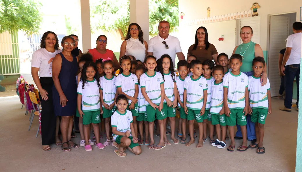 Prefeitura de Curimatá entrega novos uniformes para alunos da rede municipal