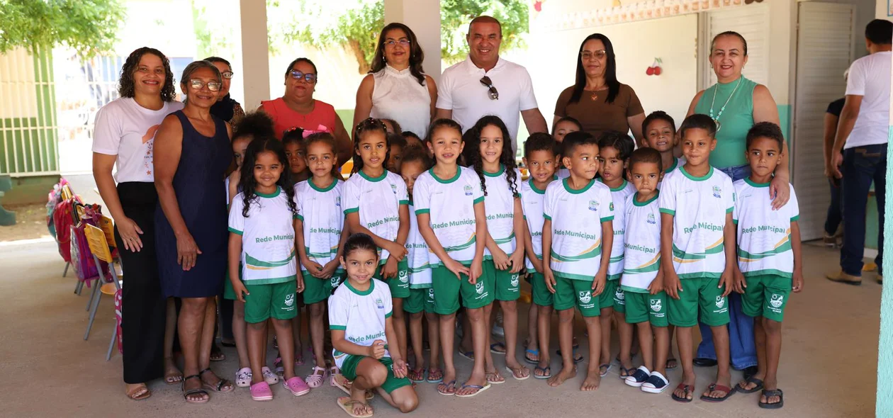 Prefeitura de Curimatá entrega novos uniformes para alunos da rede municipal