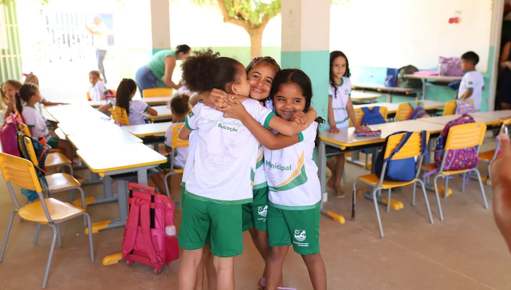 Prefeitura de Curimatá entrega novos uniformes para alunos da rede municipal
