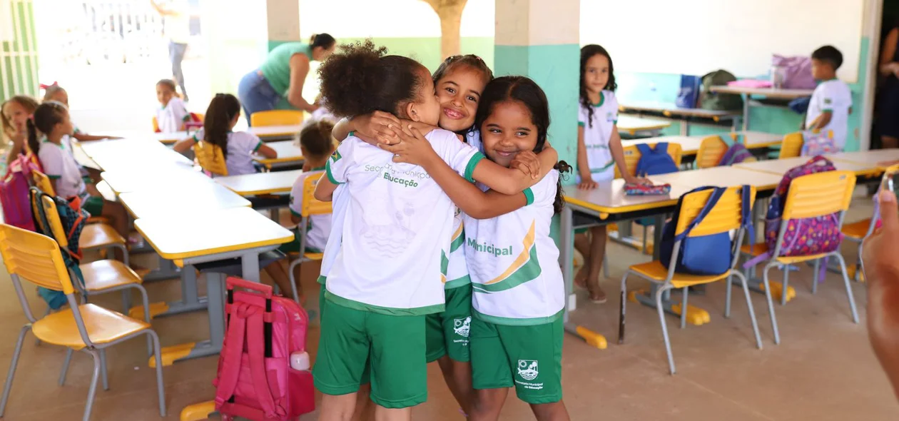 Prefeitura de Curimatá entrega novos uniformes para alunos da rede municipal