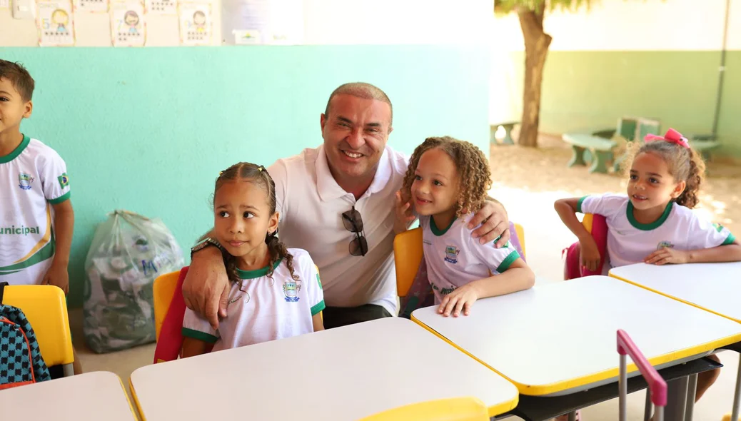 Prefeitura de Curimatá entrega novos uniformes para alunos da rede municipal
