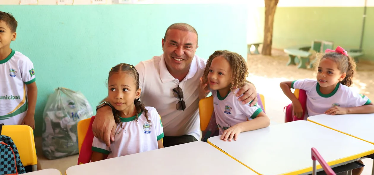 Prefeitura de Curimatá entrega novos uniformes para alunos da rede municipal