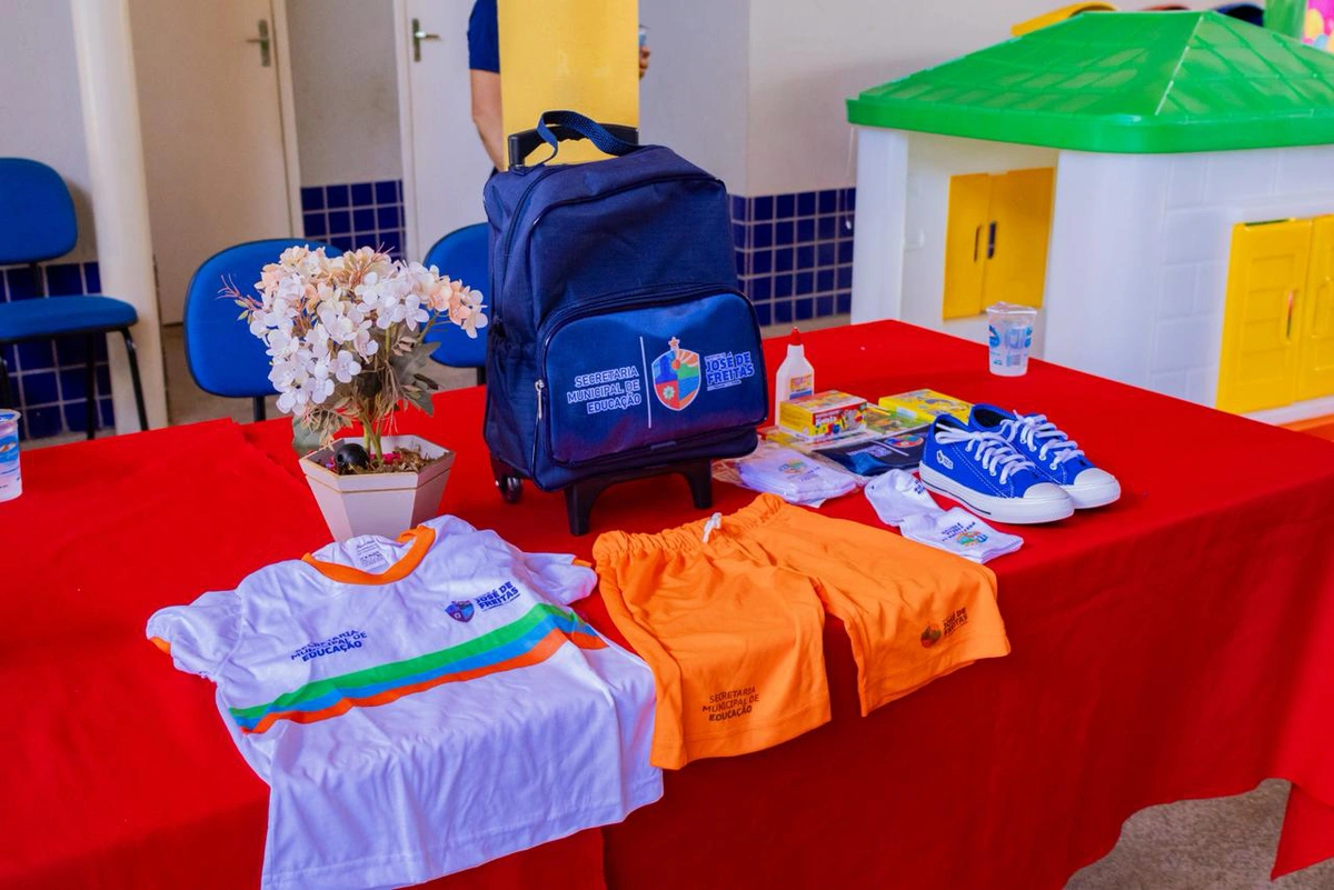 Prefeitura de José de Freitas realiza entrega de kits escolares para alunos da educação infantil
