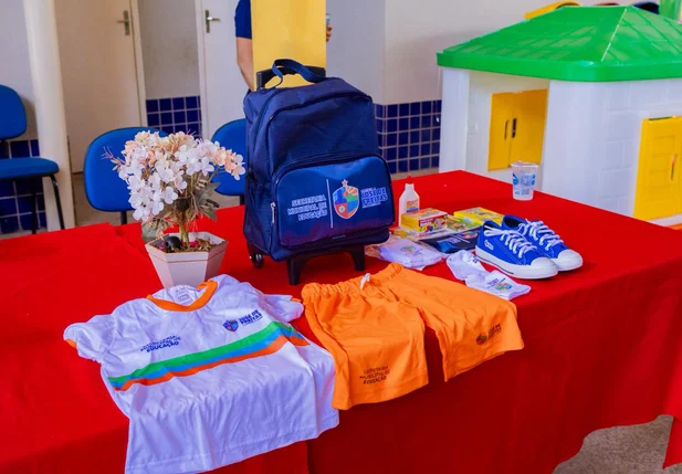 Prefeitura de José de Freitas realiza entrega de kits escolares para alunos da educação infantil