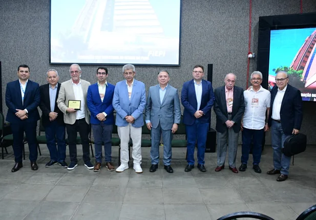 Presidente da FIEPI é homenageado pelos industriais da cerâmica vermelha