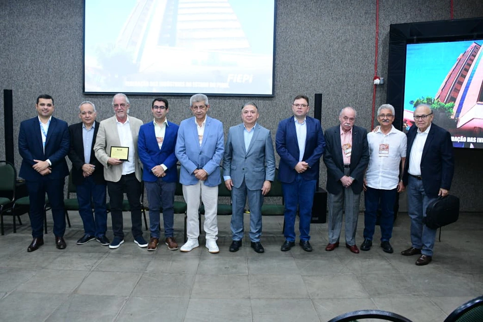 Presidente da FIEPI é homenageado pelos industriais da cerâmica vermelha