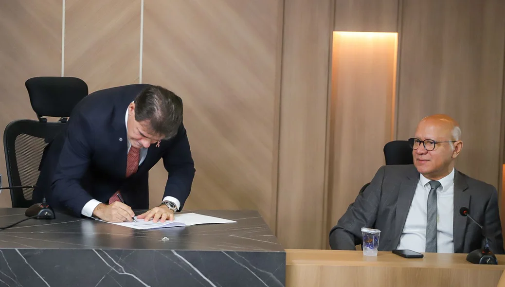 Presidente  Severo Eulálio Assina nomeação de 15 servidores