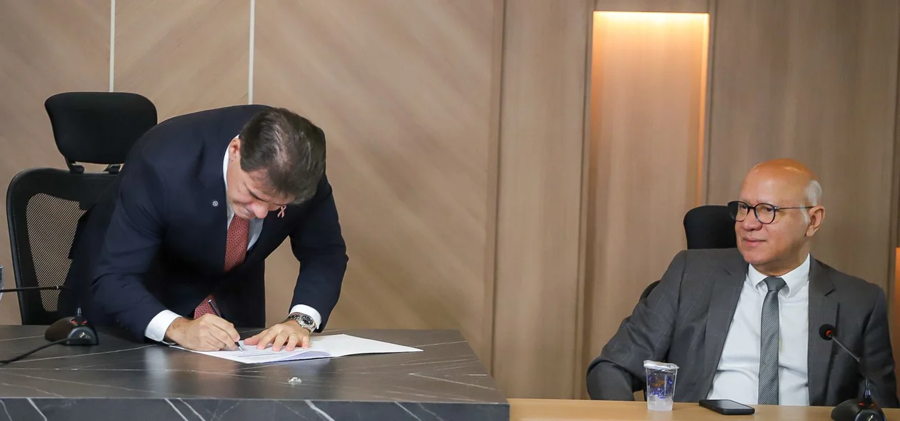 Presidente  Severo Eulálio Assina nomeação de 15 servidores