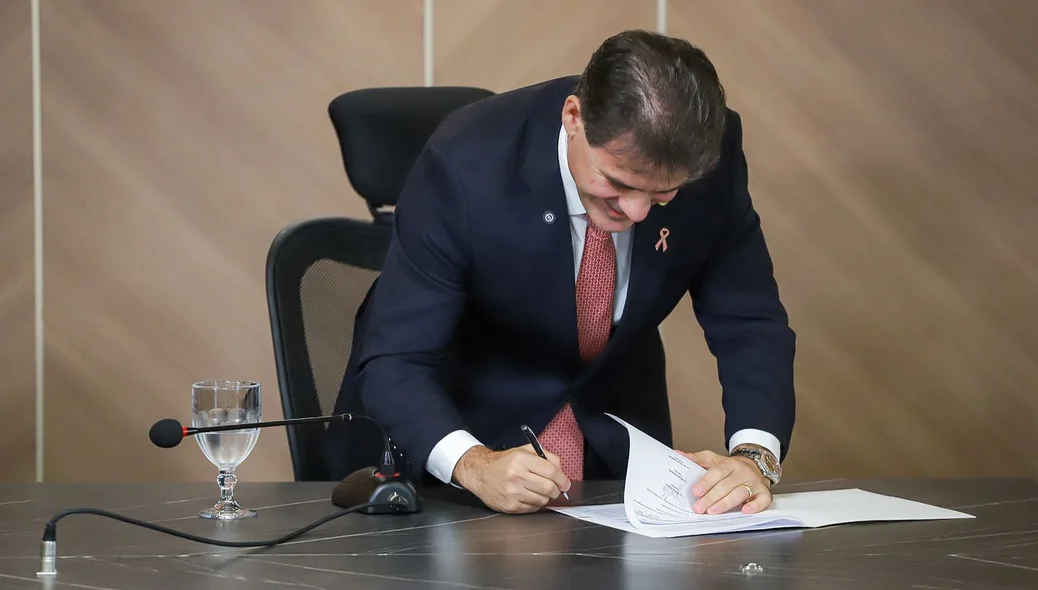 Presidente Severo Eulálio durante assinatura