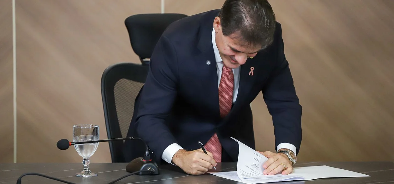Presidente Severo Eulálio durante assinatura