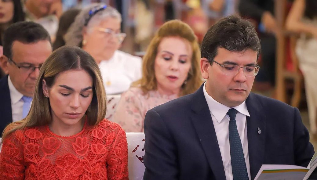 Primeira-dama Isabel Fonteles e o governador Rafael Fonteles em missa