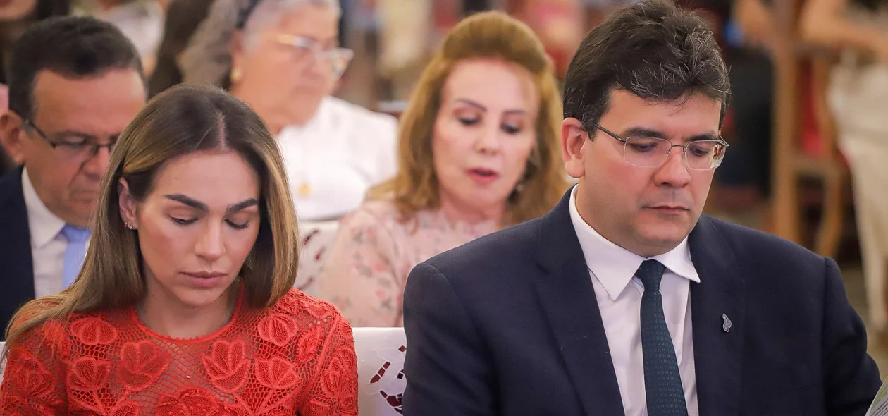 Primeira-dama Isabel Fonteles e o governador Rafael Fonteles em missa