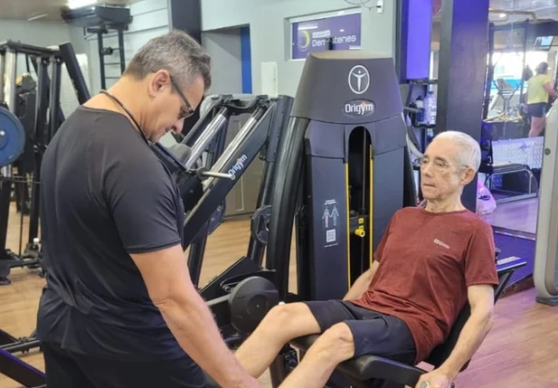 Professor Demóstenes orientando o Dr. Poncion Rodrigues