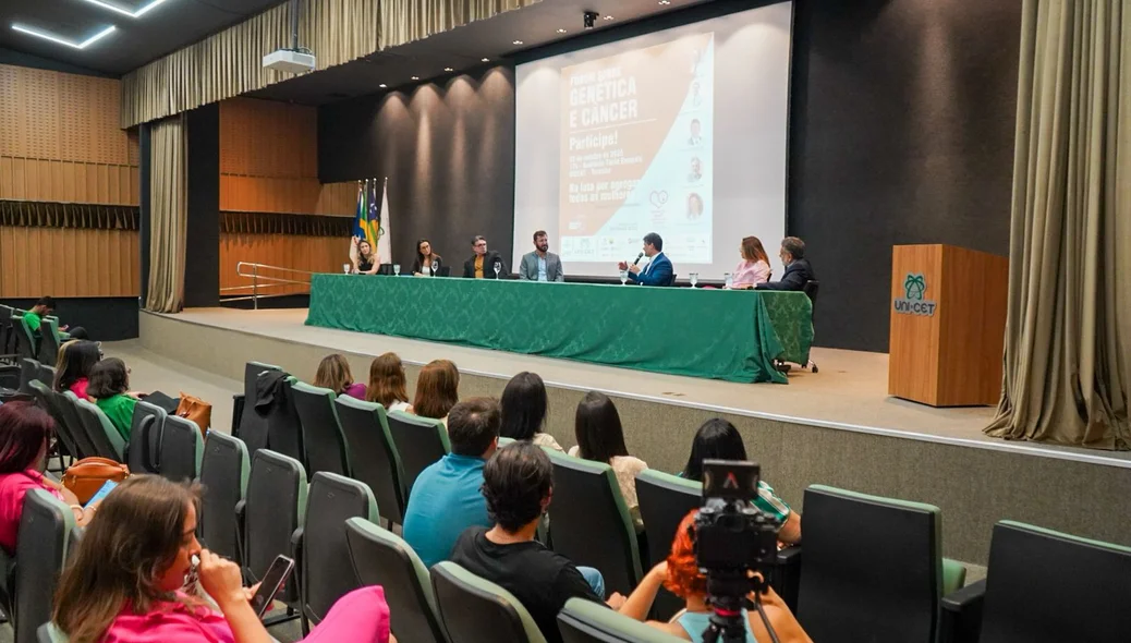 Publico participou do evento que discutiu sobre genética e câncer