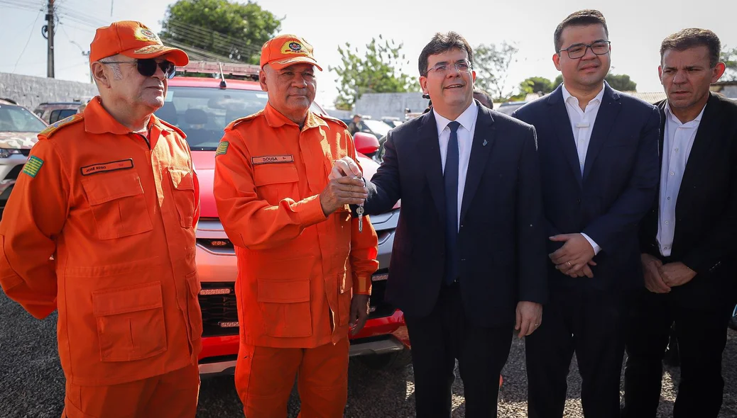 Rafael Fonteles cumprimentando oficiais